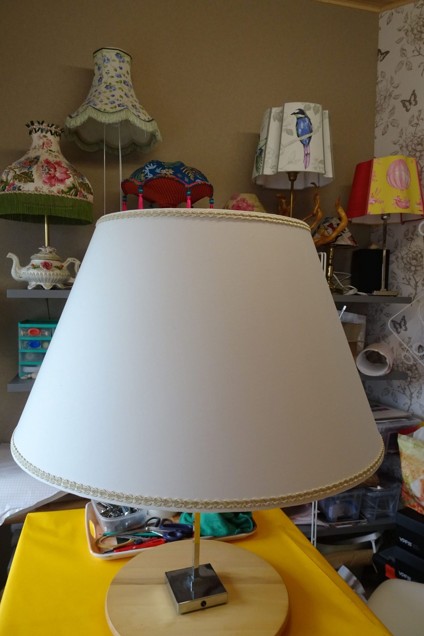 Abat-jour Années 40 Pour Lampe Sur Pied - Tissu Beige Tendu Avec Franges
